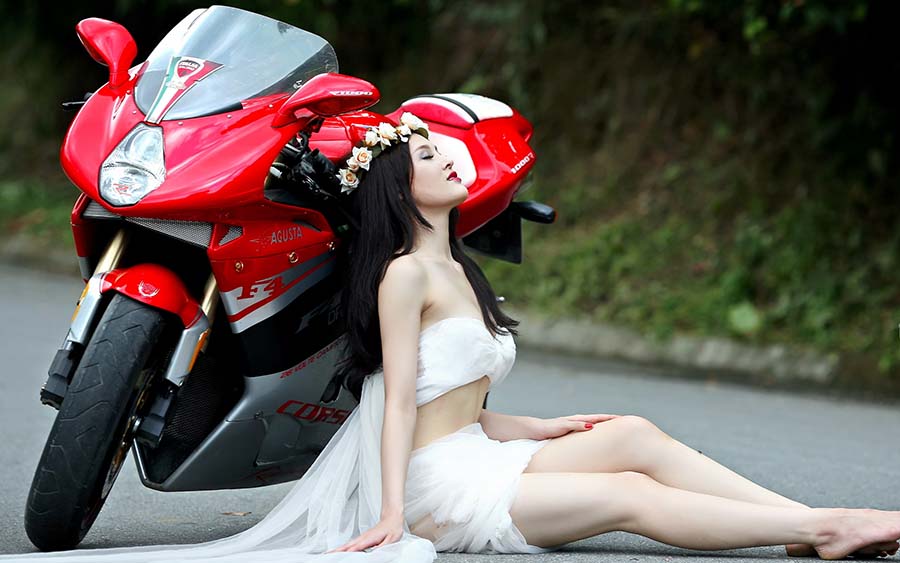 Beautiful girls and motorcycles in Jining
